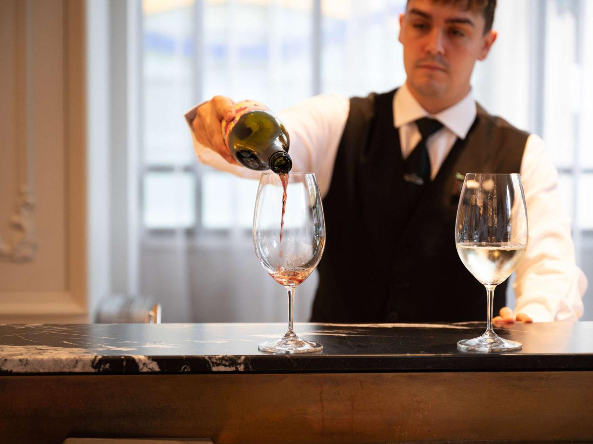 The Playford Adelaide - Mgallery Zewnętrze zdjęcie A sommelier pouring wine